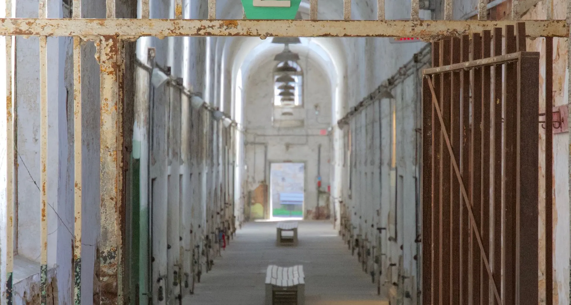 La lunga notte delle carceri italiane tra sovraffollamento e suicidi