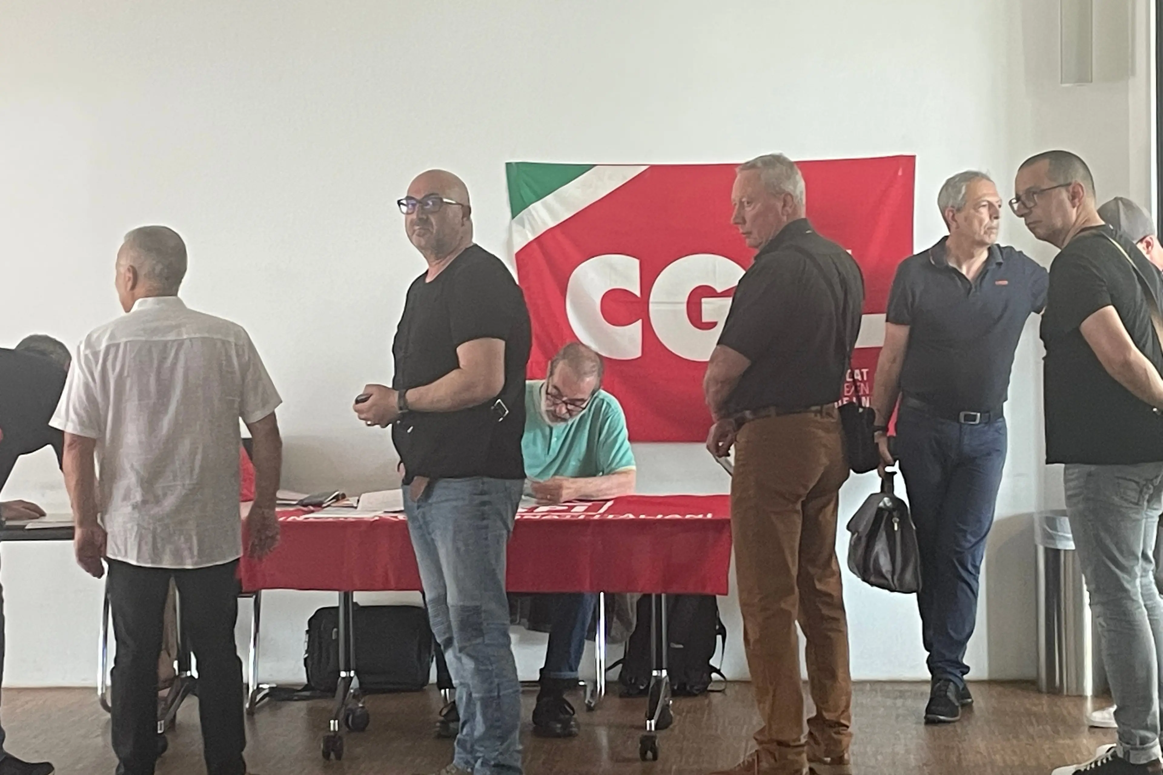 Assemblea a Wolfsburg: lavoratori italiani della Volkswagen invitati a firmare per i referendum popolari della CGIL