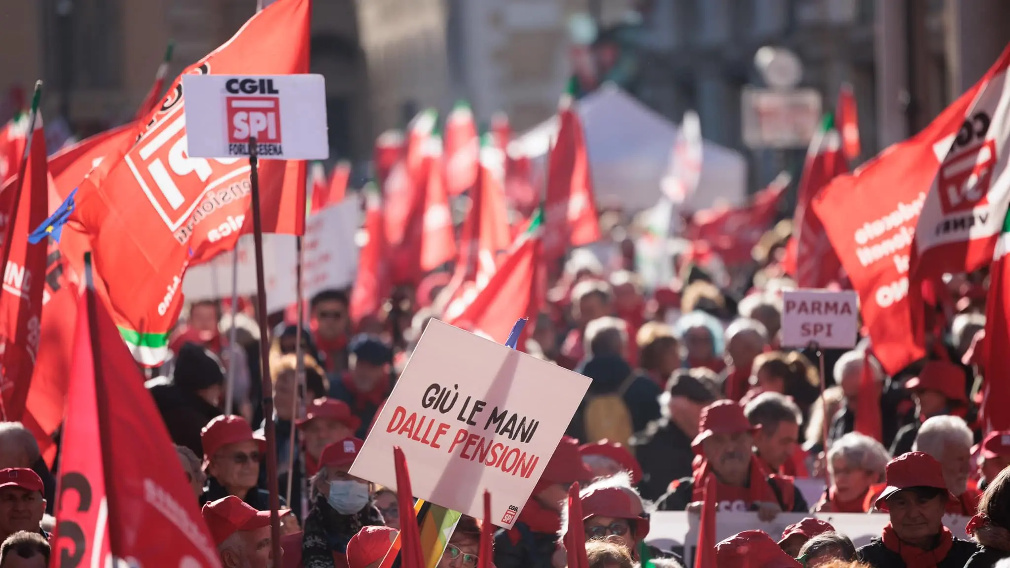 Pensioni: Cgil e Spi, Governo insiste nel fare cassa a scapito dei pensionati. Migliaia di euro in meno per assegni e ennesimo taglio da un miliardo