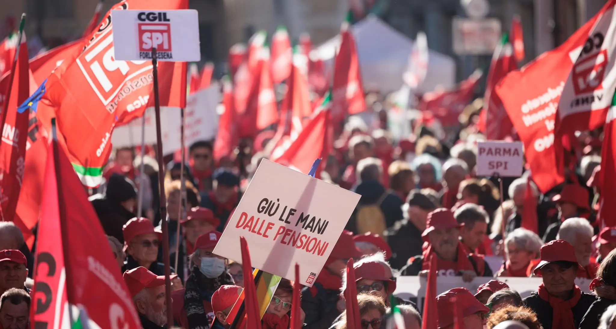 Pensioni: Cgil e Spi, Governo insiste nel fare cassa a scapito dei pensionati. Migliaia di euro in meno per assegni e ennesimo taglio da un miliardo