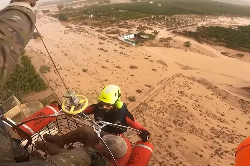 ALLUVIONE IN SPAGNA SOCCORSI SOCCORSO INONDAZIONE , IMAGOECONOMICA