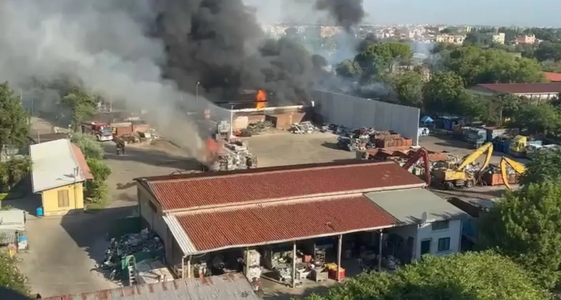 Esplosione in un distributore a Roma, feriti tra vigili del fuoco, polizia, 118 e passanti, nessuno di loro sarebbe grave