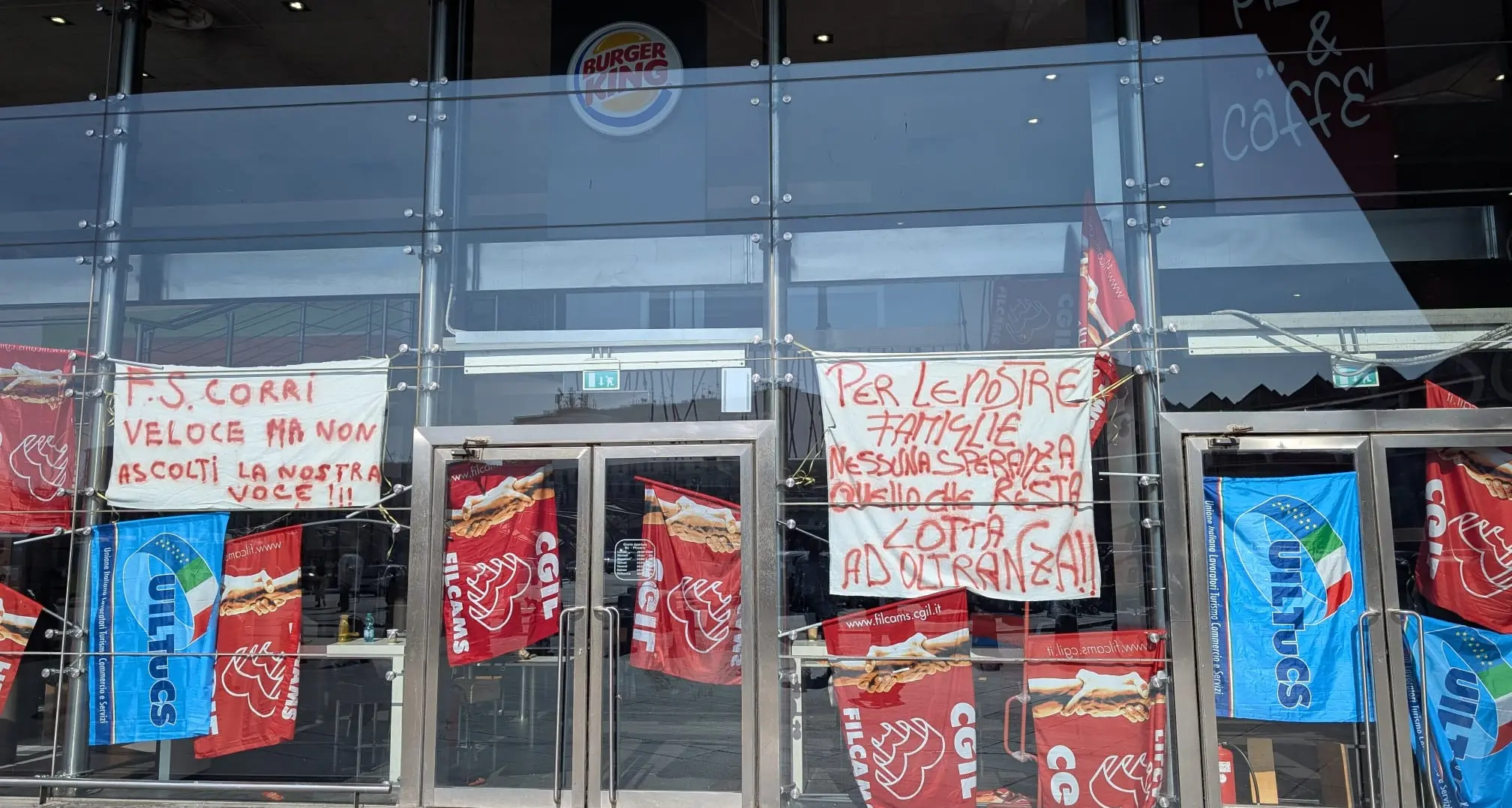 Napoli, chiuso dalla sera alla mattina il Burger King della stazione. Licenziati in 30