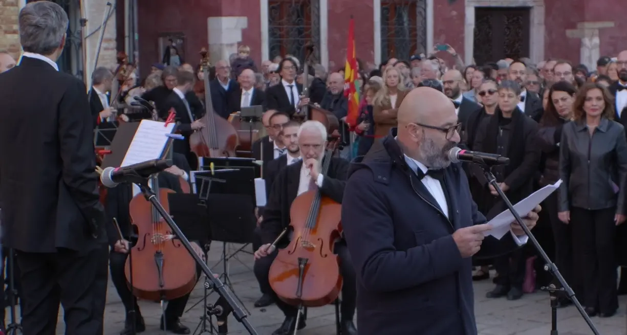 A Venezia concerto in piazza. Il pubblico: “La Fenice siamo noi”