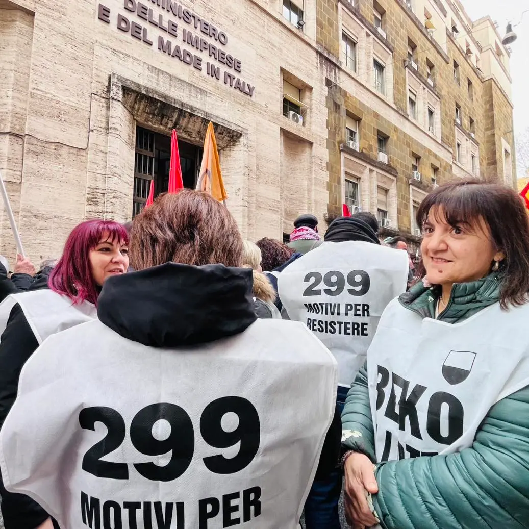 Crisi industriale in Italia: fabbriche chiuse, reindustrializzazioni ferme e governo assente