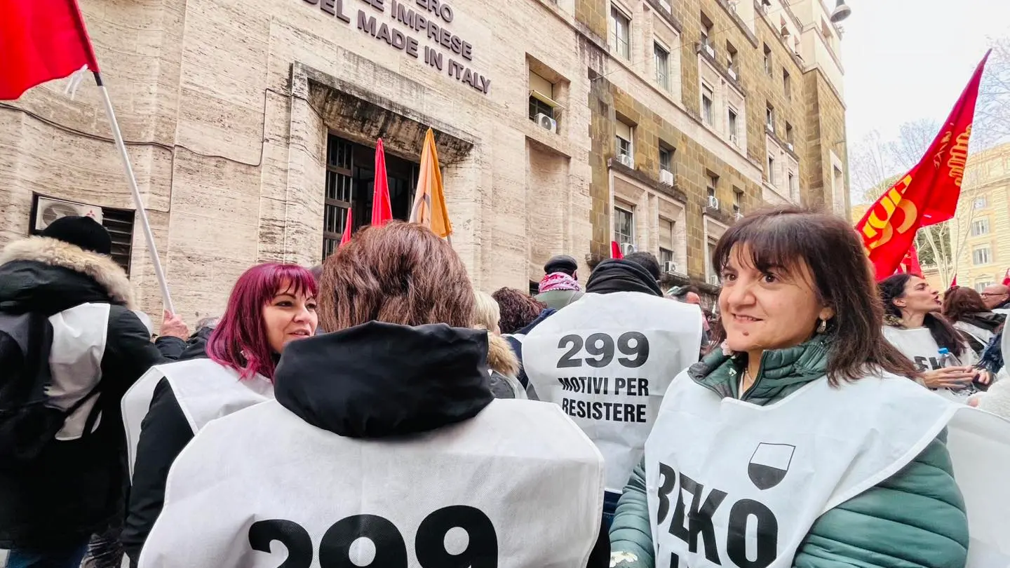 Crisi industriale in Italia: fabbriche chiuse, reindustrializzazioni ferme e governo assente