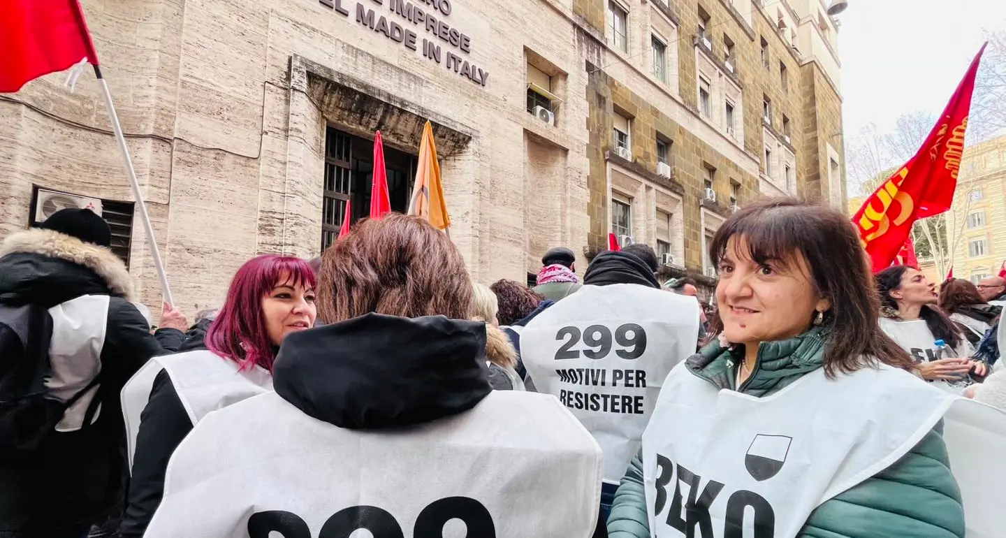 Crisi industriale in Italia: fabbriche chiuse, reindustrializzazioni ferme e governo assente