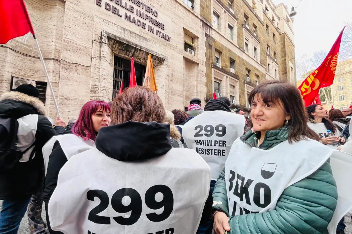 Crisi industriale in Italia: fabbriche chiuse, reindustrializzazioni ferme e governo assente