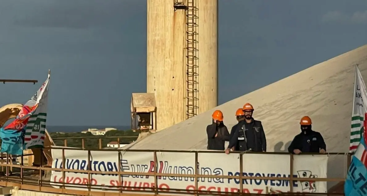 Sulcis, Eurallumina: prima notte in cima al silo per gli operai che protestano