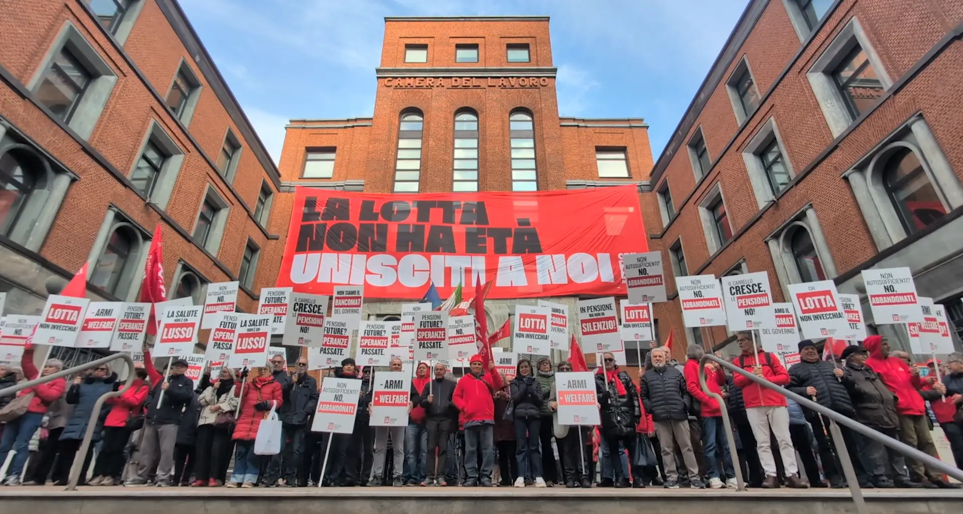 “La lotta non ha età”... e si vede. Ai presidi Spi Cgil in Lombardia migliaia di pensionati