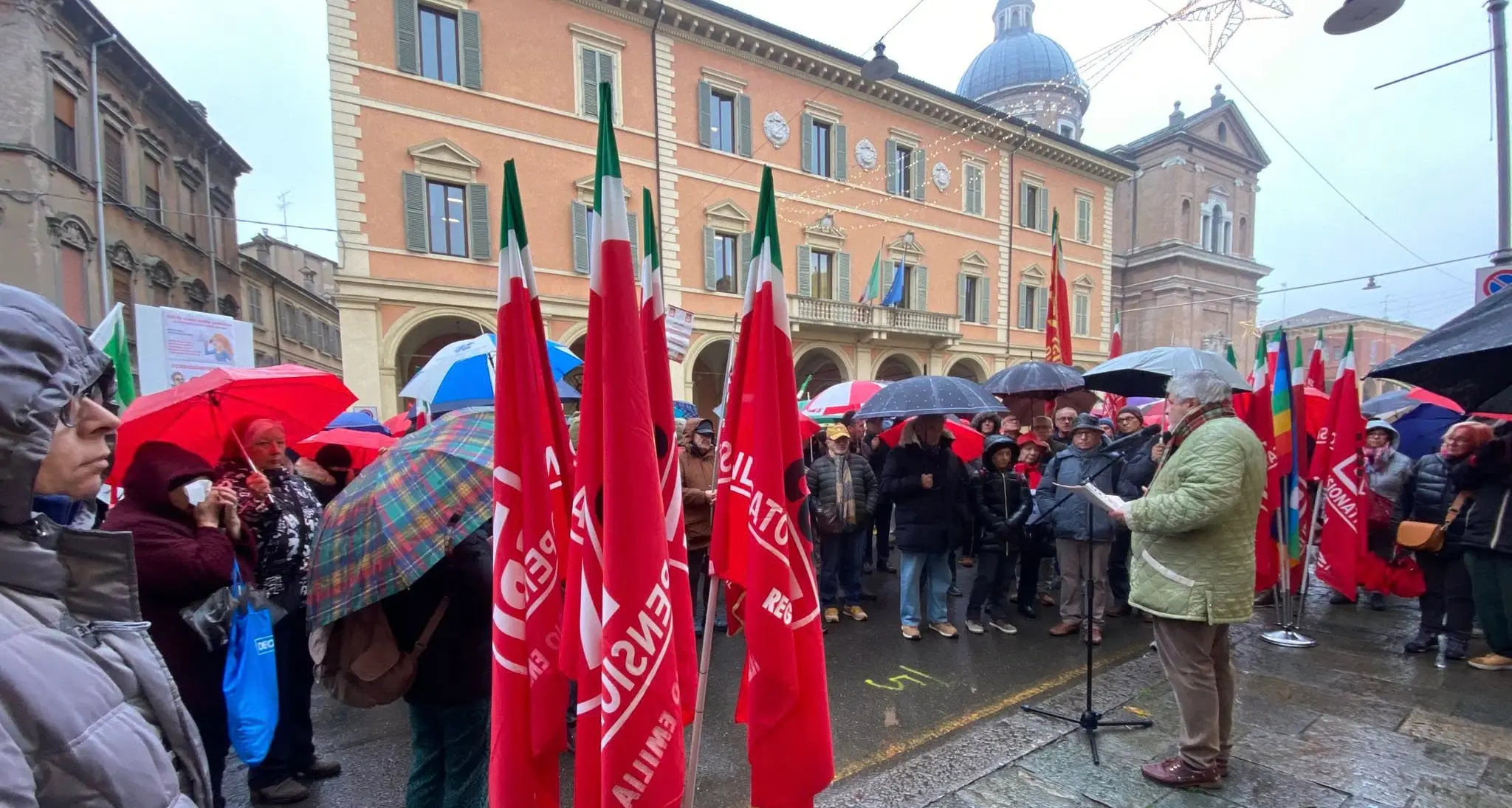 Reggio Emilia, pensionati in piazza con lo Spi davanti alla Prefettura