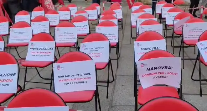 Genova, flash mob Spi Cgil: “Una società che lascia sedie vuote crea un Paese senza futuro”