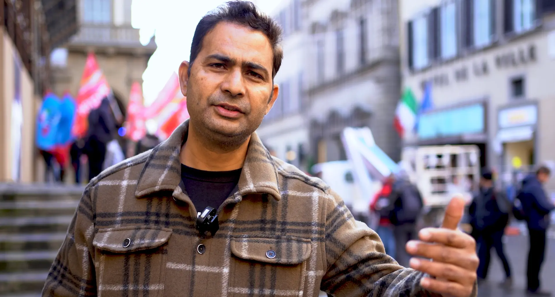 “Sfruttato nella filiera della moda per dieci ore al giorno senza ferie né diritti”