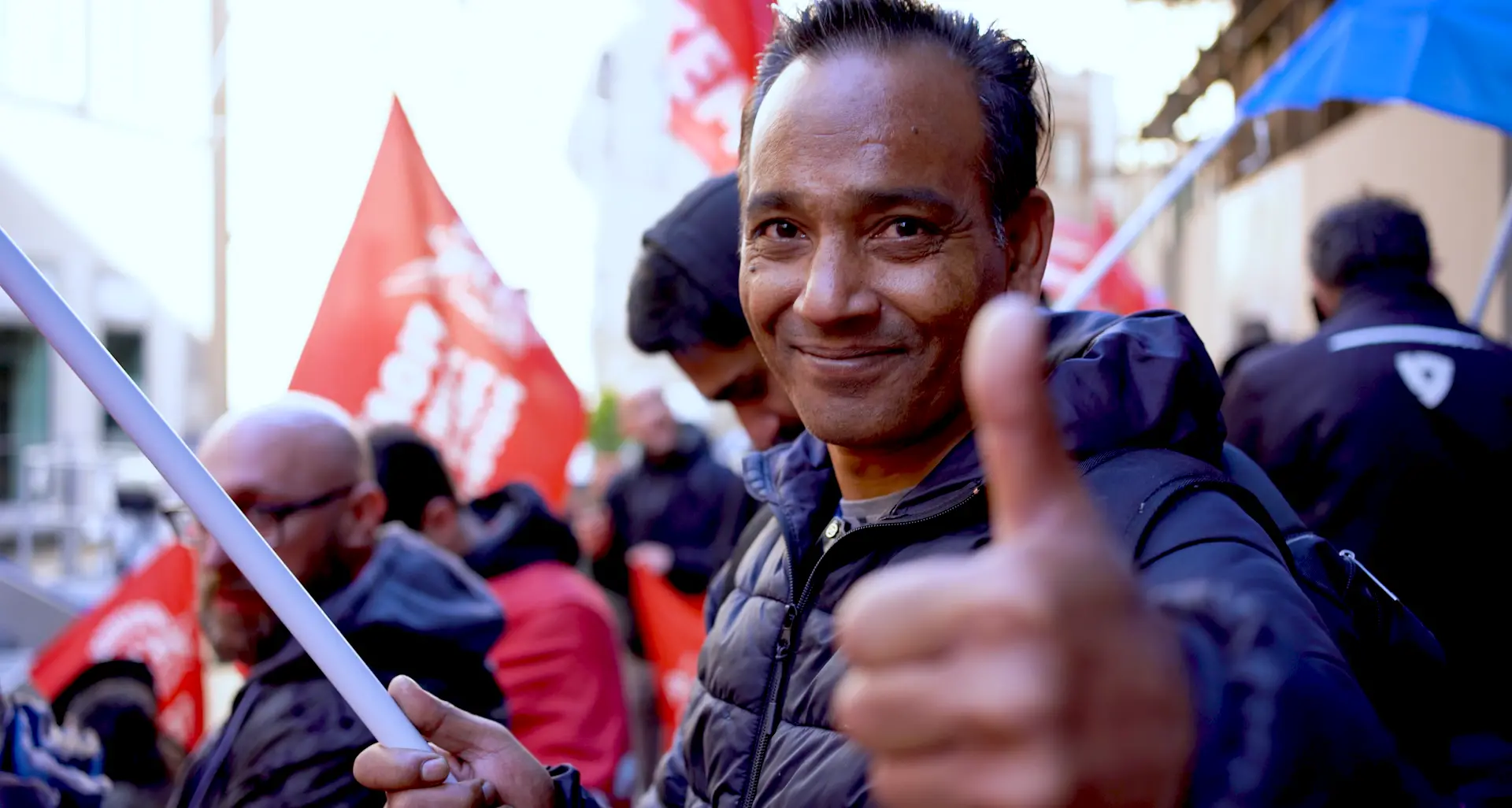 “Tredici ore al giorno per cucire borse. Poi mi hanno detto: Via!”