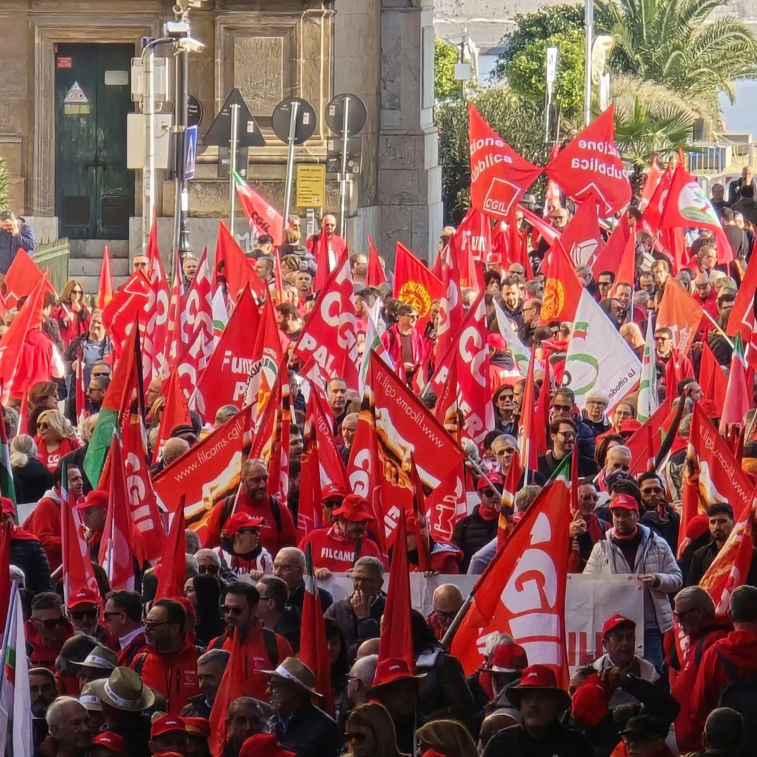 Sciopero: Cgil, adesione al 68%, mezzo milione in piazza