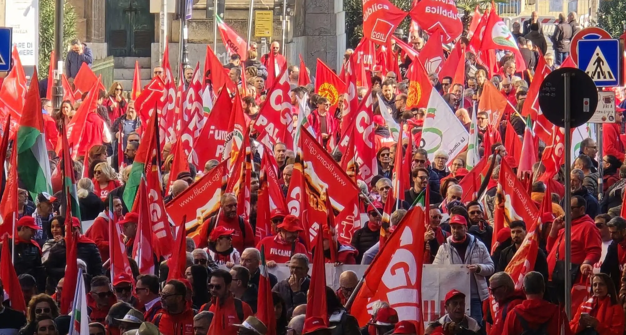 Sciopero: Cgil, adesione al 68%, mezzo milione in piazza