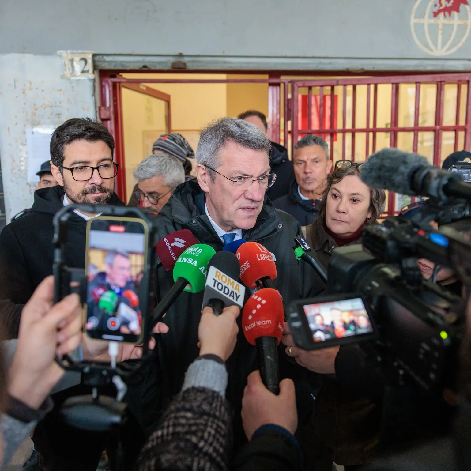 Spari contro la Cgil di Primavalle a Roma, Landini: \"Attacco esplicito, ma non ci fanno paura\"