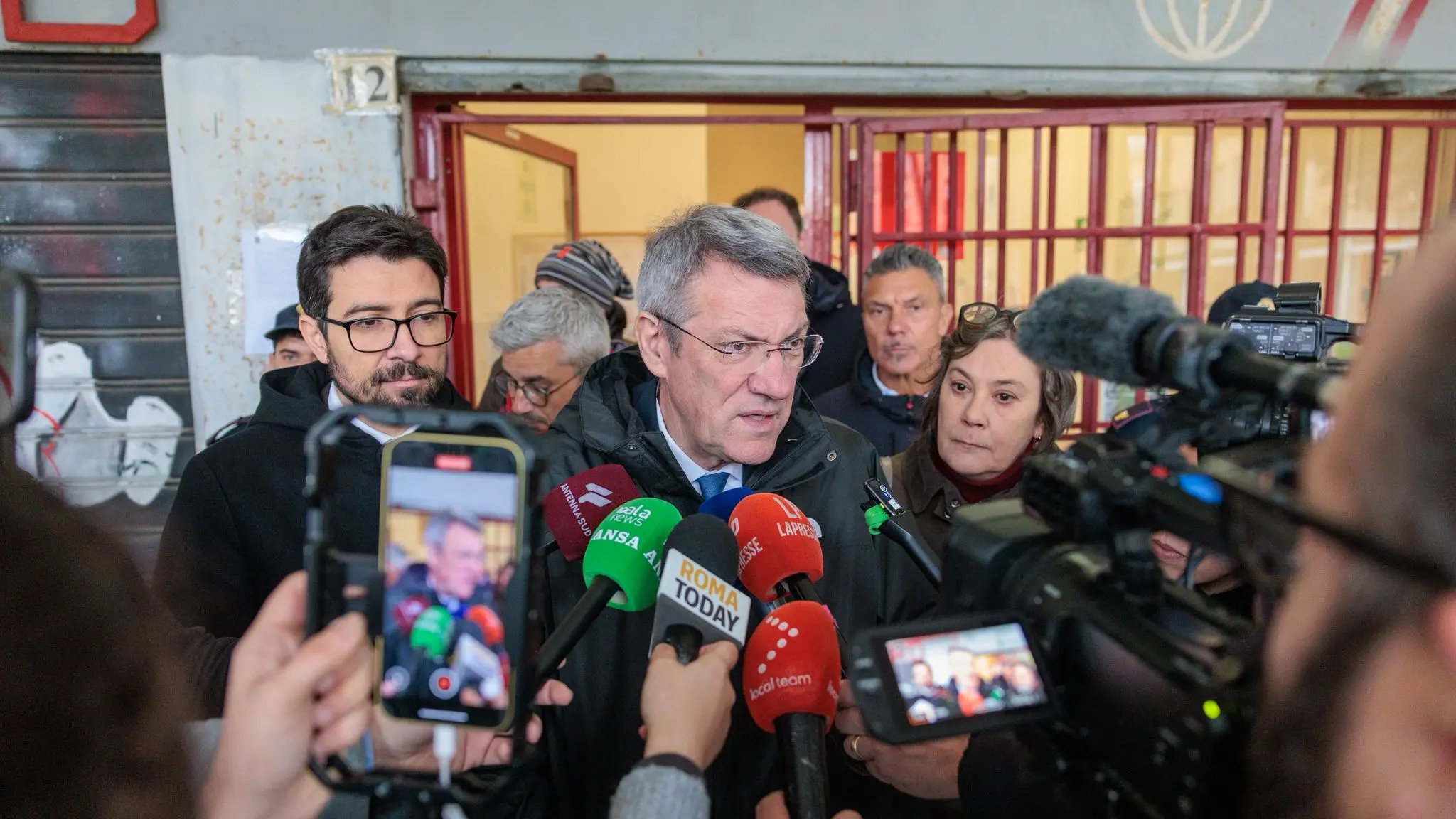 Spari contro la Cgil di Primavalle a Roma, Landini: \"Attacco esplicito, ma non ci fanno paura\"