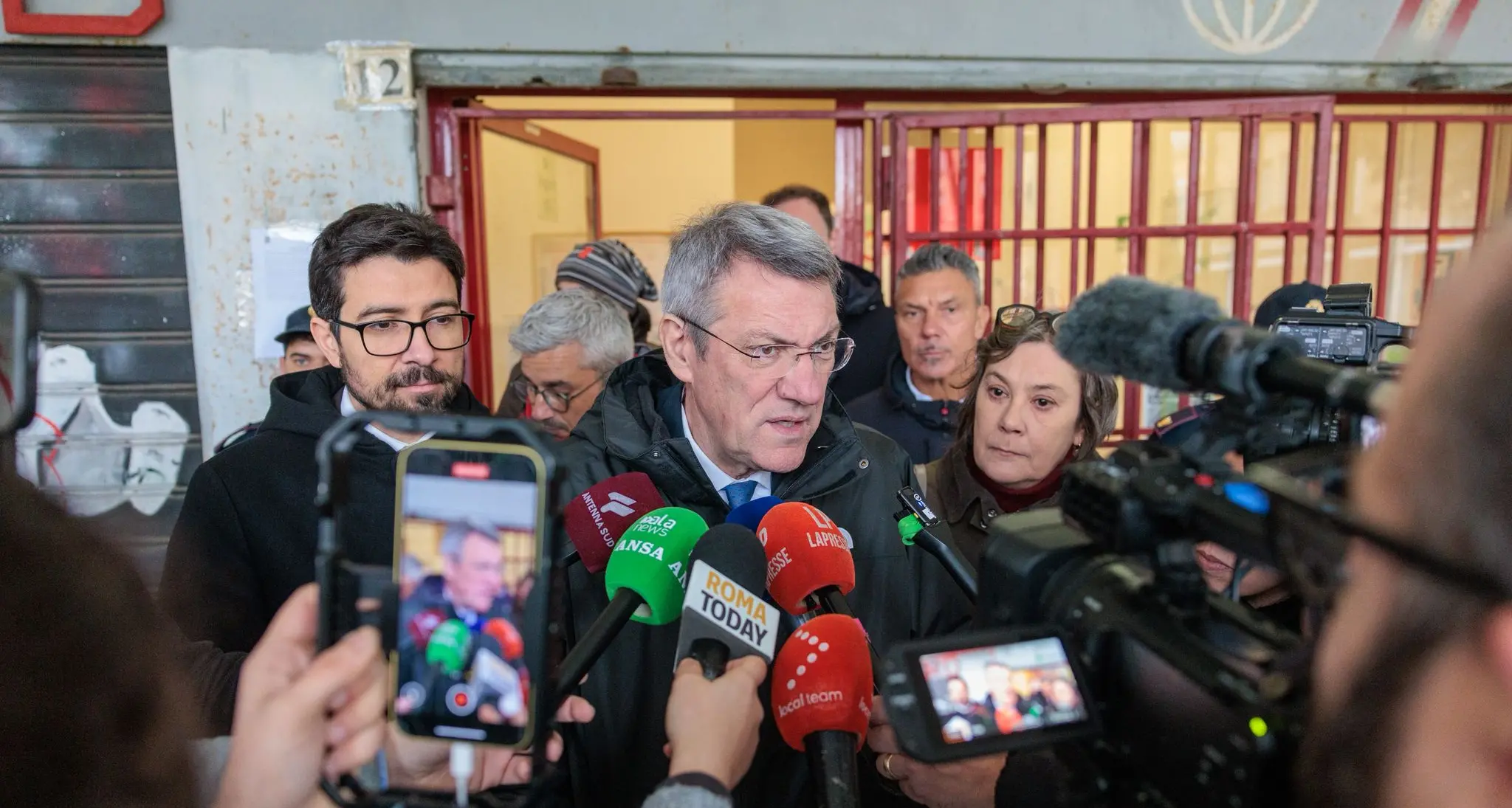 Spari contro la Cgil di Primavalle a Roma, Landini: \"Attacco esplicito, ma non ci fanno paura\"