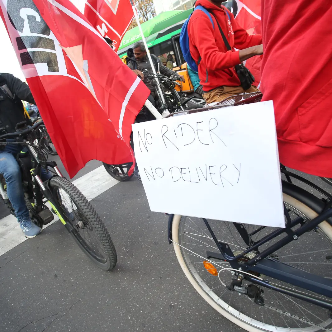 Glovo: Cgil, cancellare sfruttamento nel food delivery