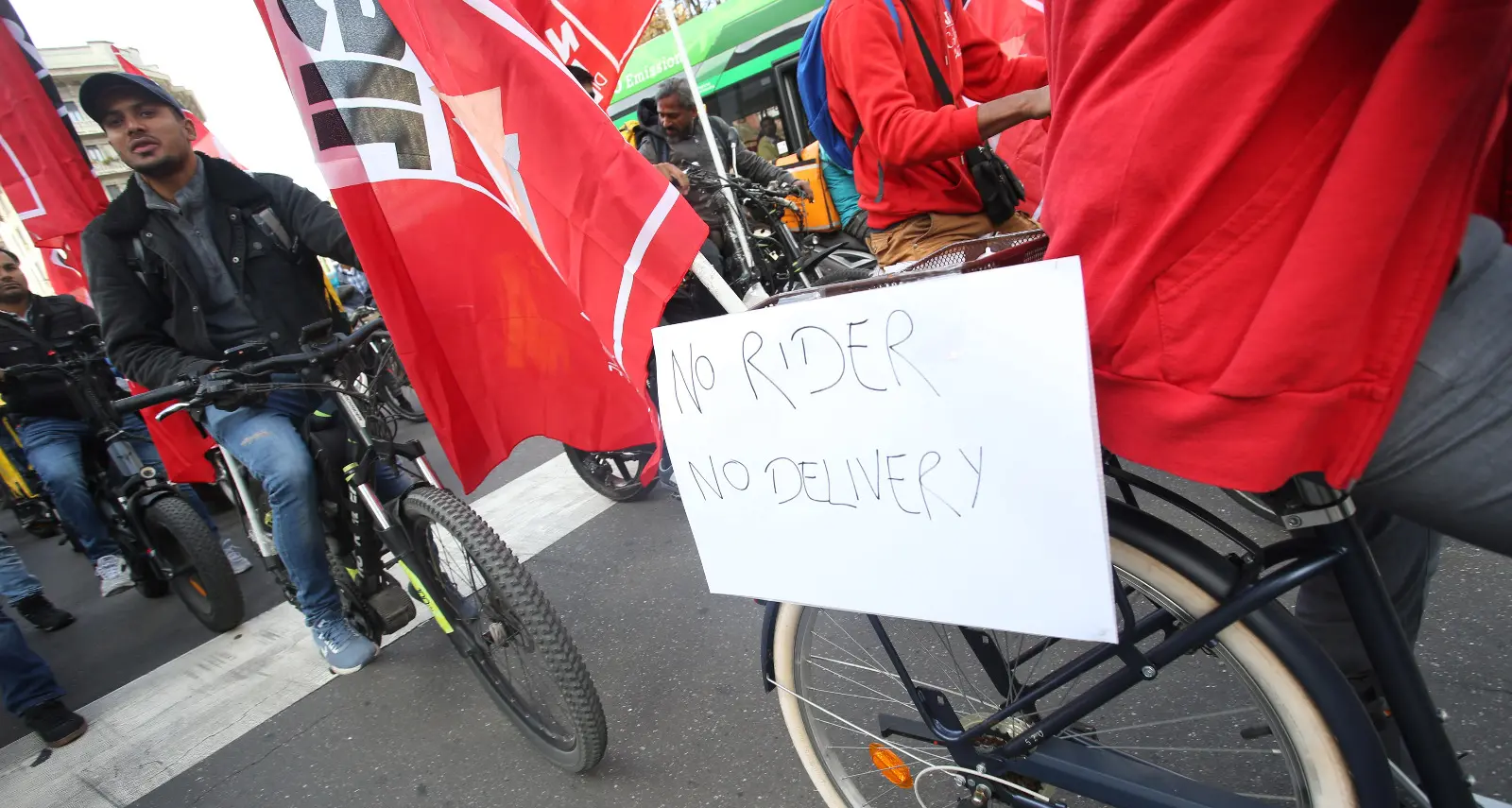 Glovo: Cgil, cancellare sfruttamento nel food delivery