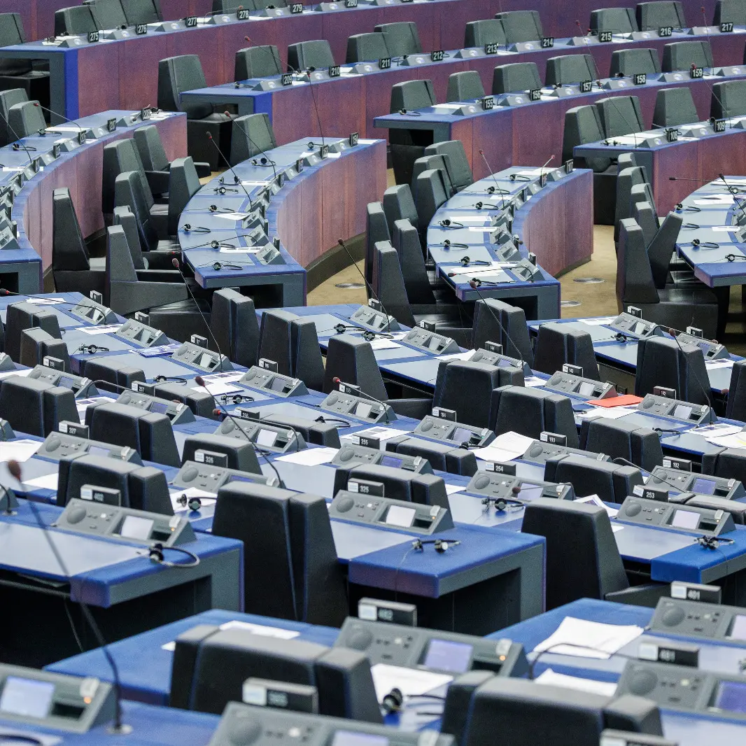 Europarlamento approva risoluzione \"Affrontare la questione delle catene di subappalto e del ruolo degli intermediari al fine di tutelare i diritti dei lavoratori\"