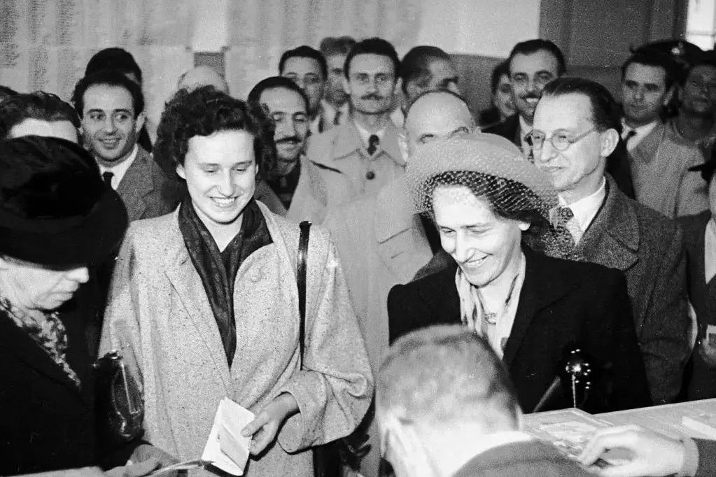 <p>Donne italiane in fila al seggio elettorale durante il referendum istituzionale del 2 giugno 1946</p>\\n , Archivio storico CGIL nazionale