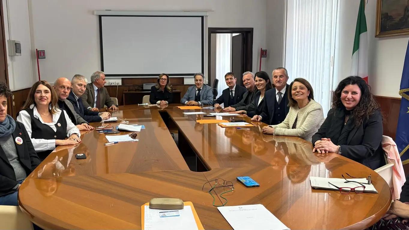 Ambasciate e Consolati, firmata la nuova disciplina 2026-2028: più tutele, aumenti e nuovi diritti