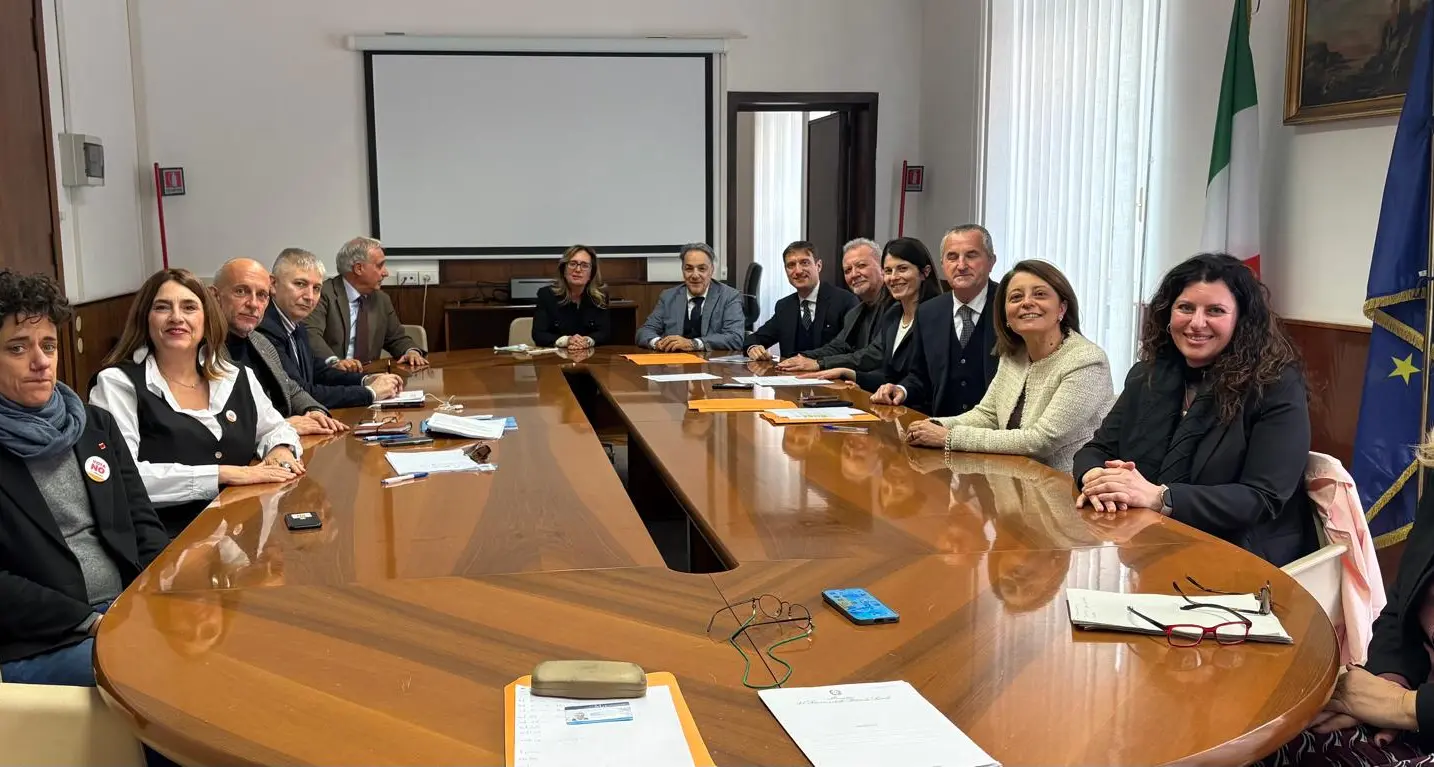 Ambasciate e Consolati, firmata la nuova disciplina 2026-2028: più tutele, aumenti e nuovi diritti