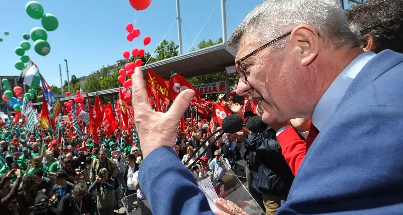 Primo Maggio, Landini da Marghera: “Salari bassi, precarietà e fisco ingiusto: così il lavoro perde dignità”