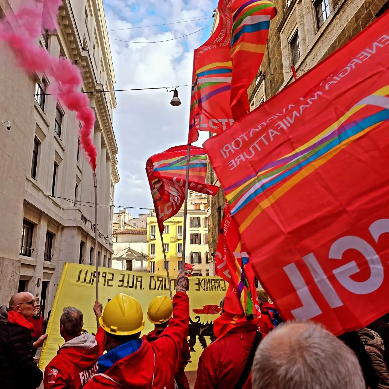 Eni: Cgil e Filctem: Robin Hood al contrario, chiude le fabbriche in Italia e distribuisce miliardi agli azionisti