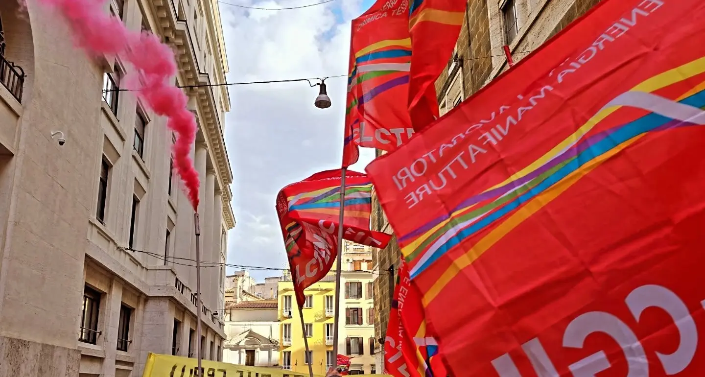 Eni: Cgil e Filctem: Robin Hood al contrario, chiude le fabbriche in Italia e distribuisce miliardi agli azionisti