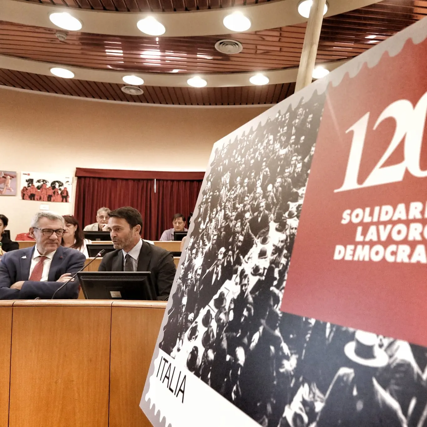 Svelato il francobollo per i 120 anni di Cgil. Landini “dedicato al valore delle persone e del lavoro”