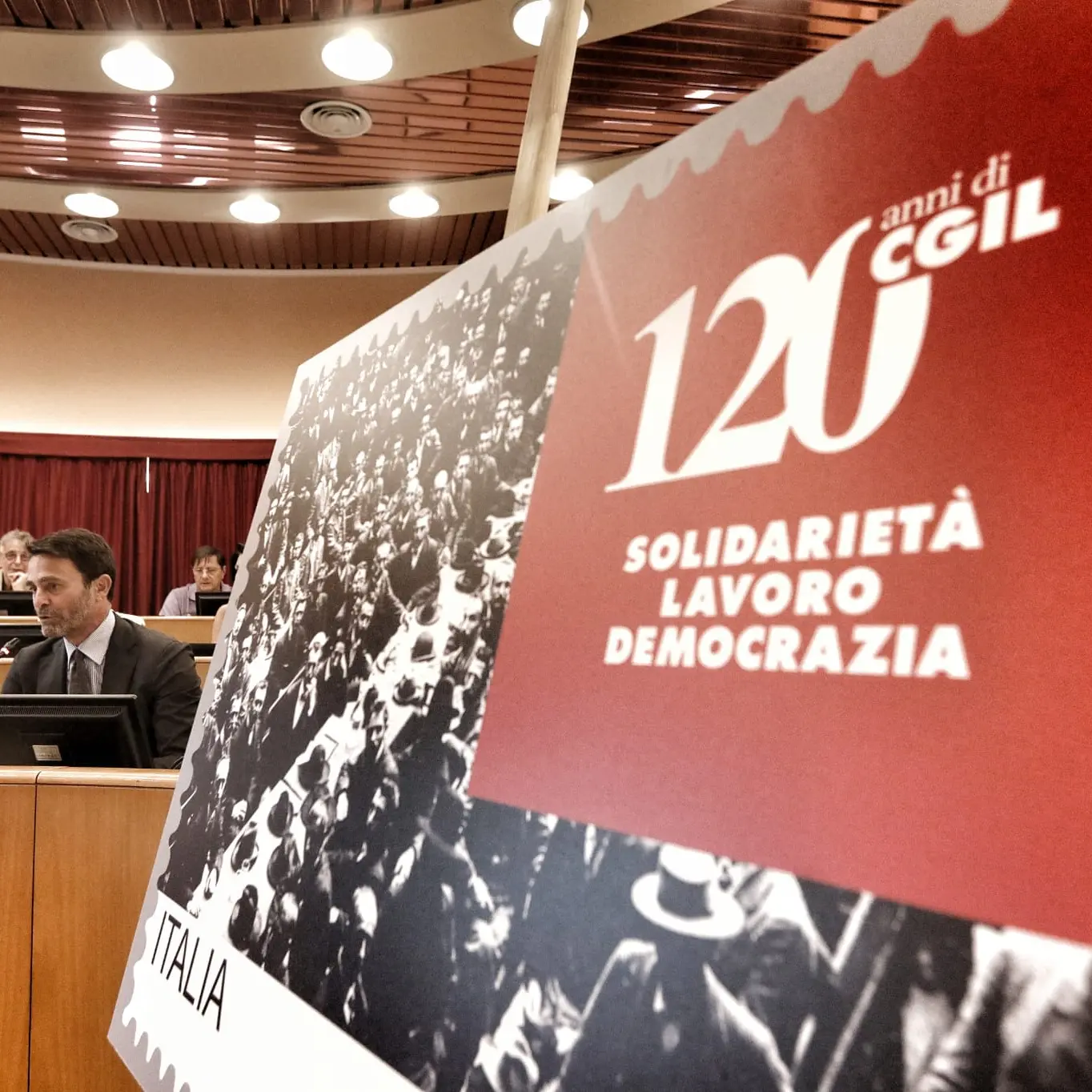 Svelato il francobollo per i 120 anni di Cgil. Landini “dedicato al valore delle persone e del lavoro”