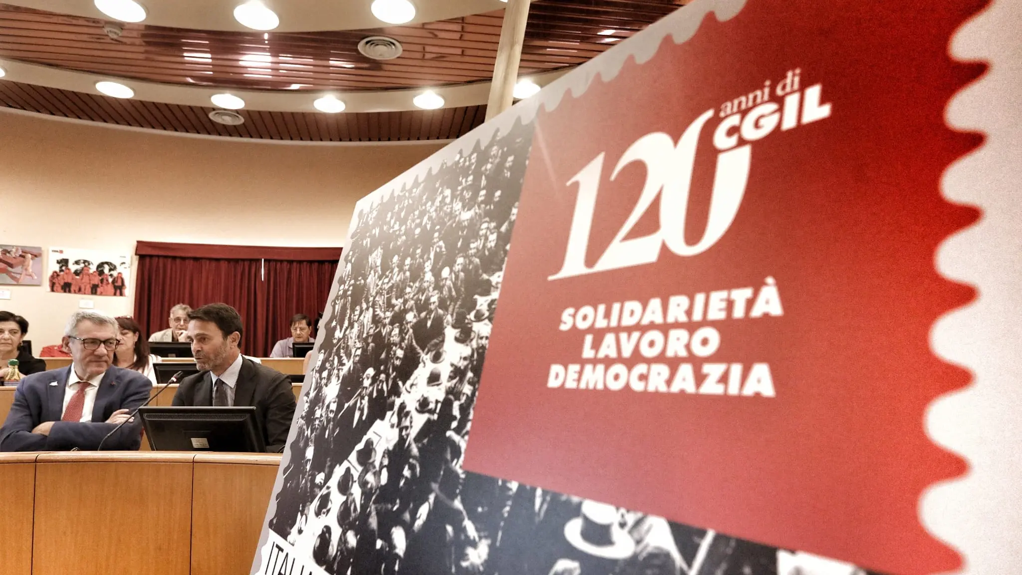 Svelato il francobollo per i 120 anni di Cgil. Landini “dedicato al valore delle persone e del lavoro”