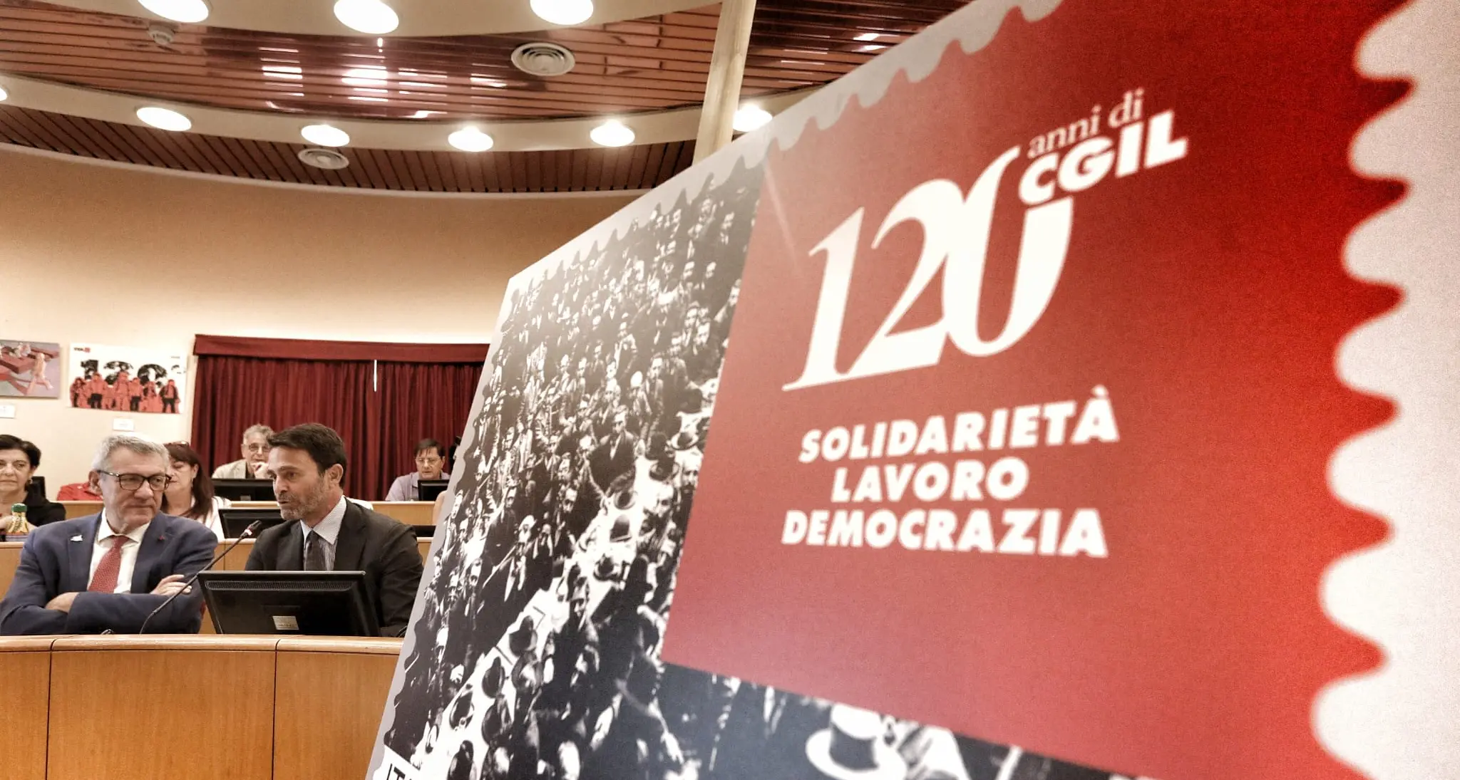 Svelato il francobollo per i 120 anni di Cgil. Landini “dedicato al valore delle persone e del lavoro”