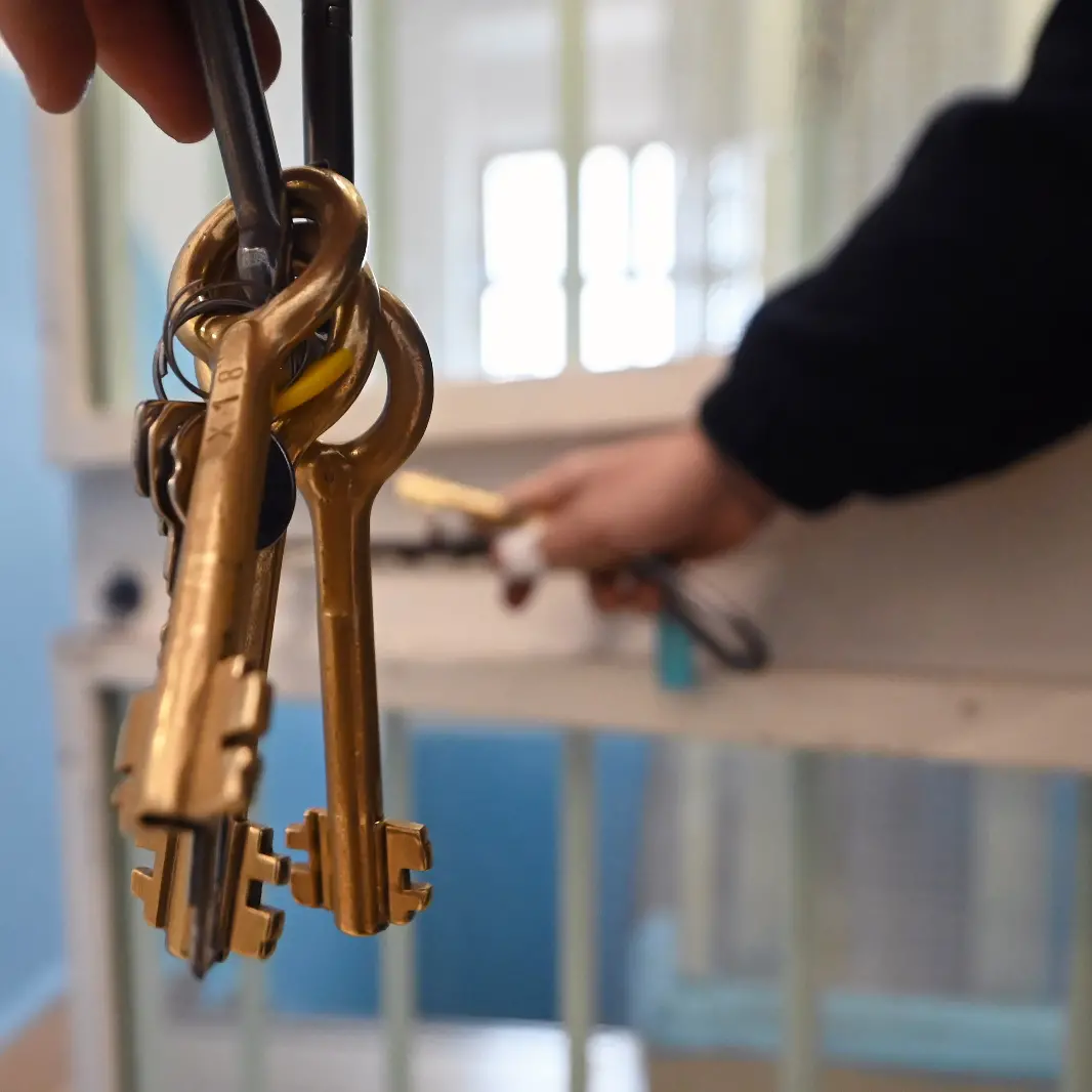 Carceri italiane: quasi 65mila detenuti, sovraffollamento record e diritti sempre più compressi