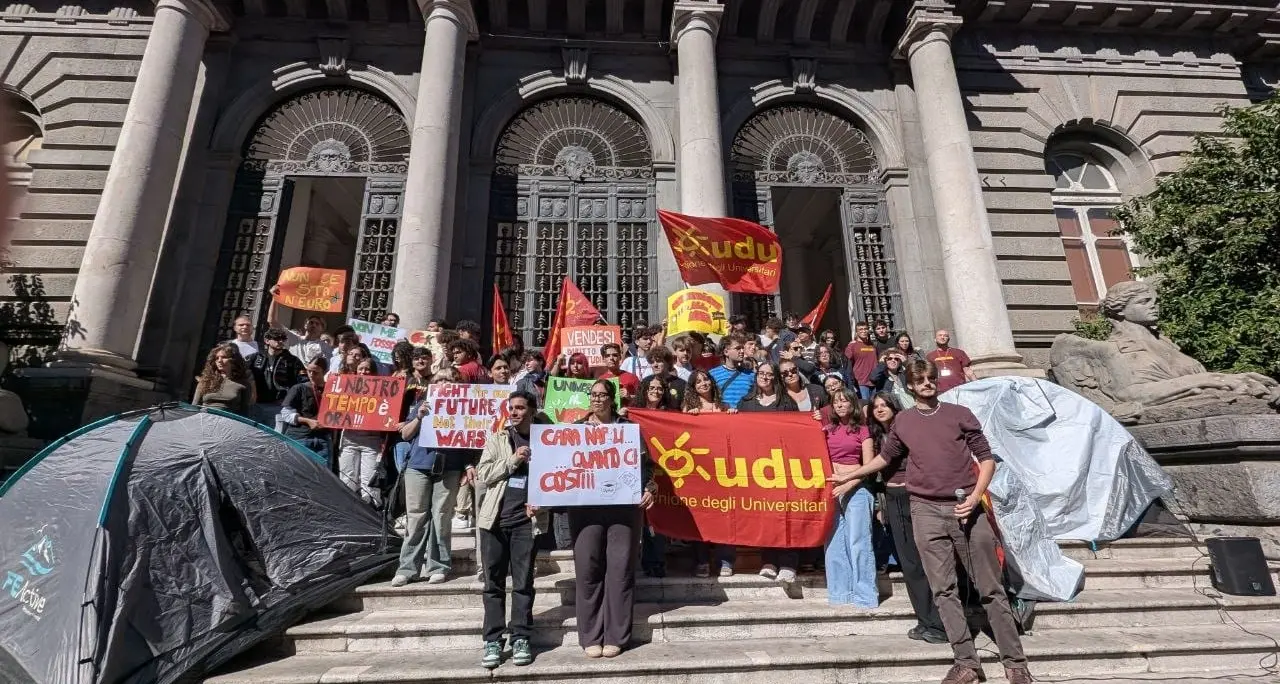 Napoli, Cgil e Udu contro il caro affitti e il carovita: tende anche alla Federico II