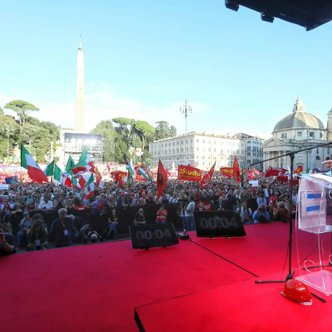 In 100mila a Roma per La Via Maestra, Landini: “Il 20 novembre la CGIL proclamerà lo sciopero generale”