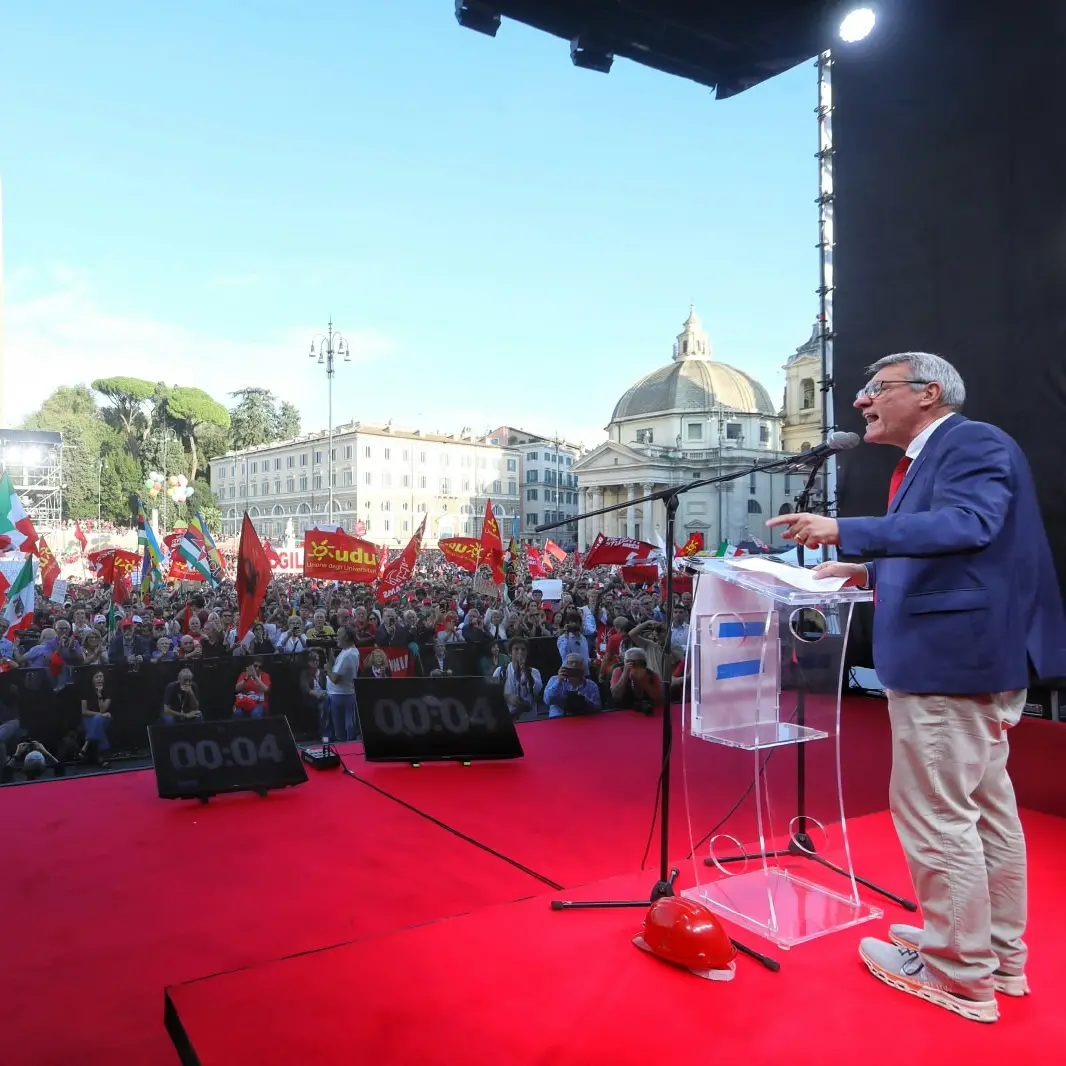 In 100mila a Roma per La Via Maestra, Landini: “Il 20 novembre la CGIL proclamerà lo sciopero generale”