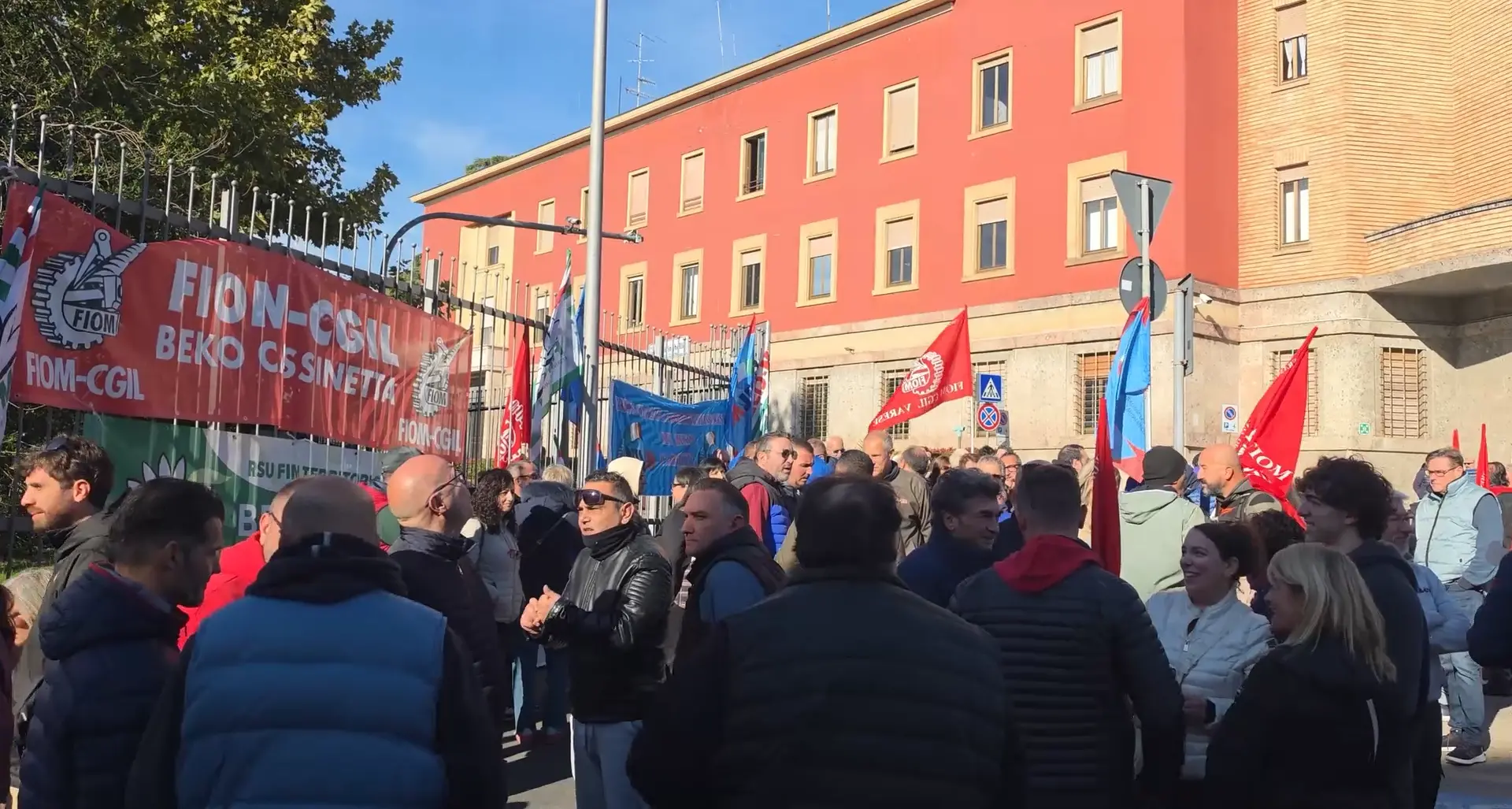 Continua la vertenza Beko: presidio e summit a Villa Recalcati