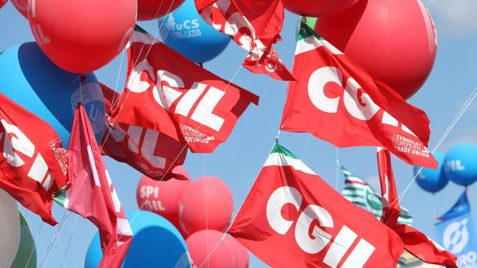 CGIL CISL UIL avviano la mobilitazione. Assemblee nei luoghi di lavoro e a maggio tre manifestazioni interregionali a Napoli, Bologna e Milano