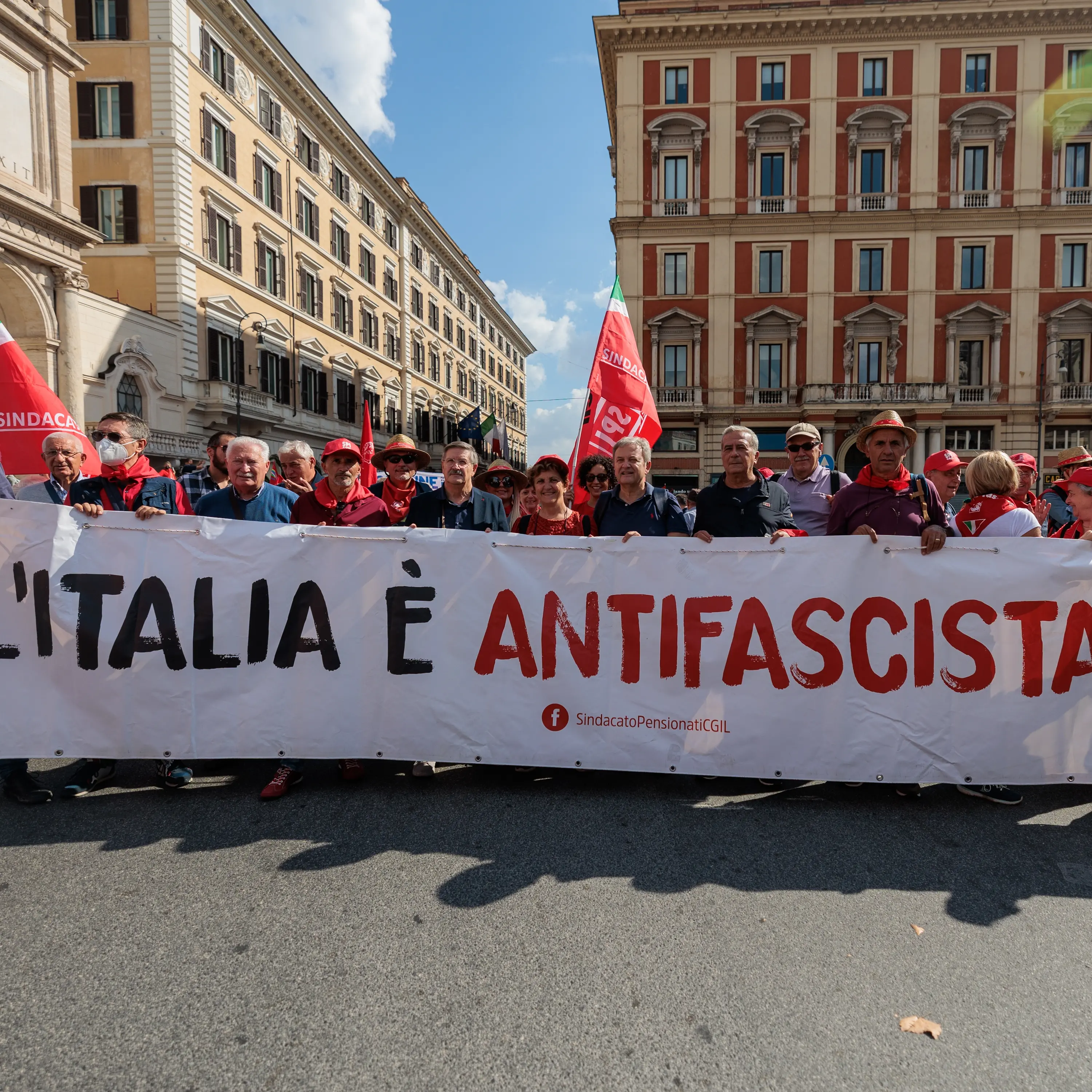 Saluto romano: difendiamo la Costituzione, siamo antifascisti