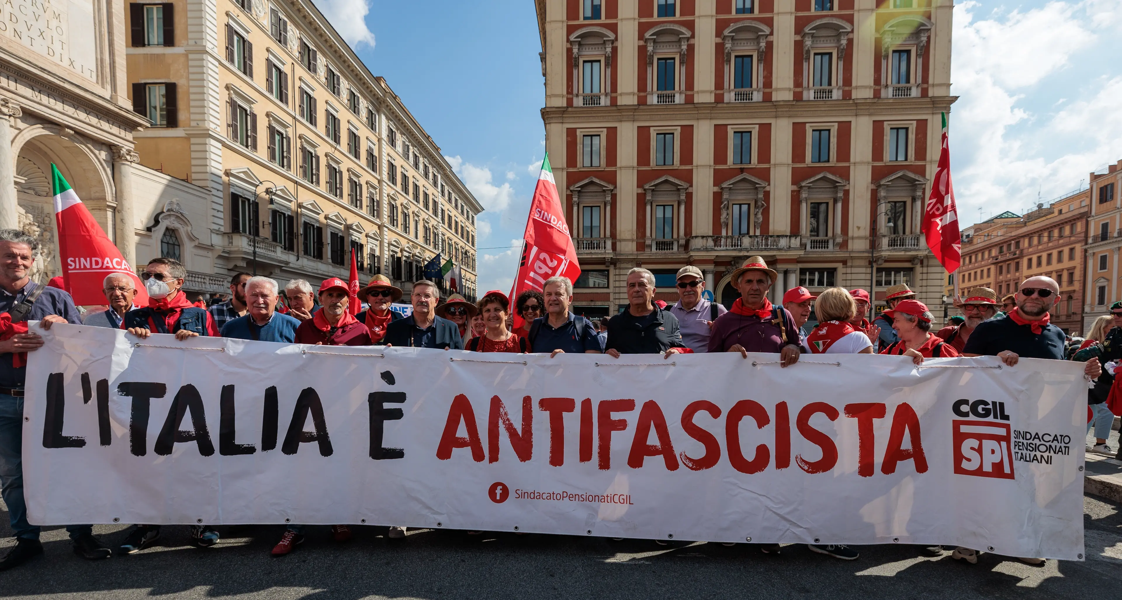 Saluto romano: difendiamo la Costituzione, siamo antifascisti